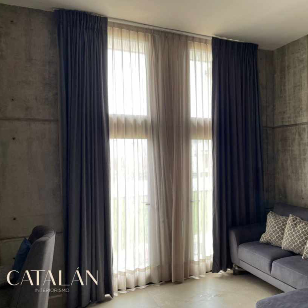 Cortina Blackout en dormitorio oscuro